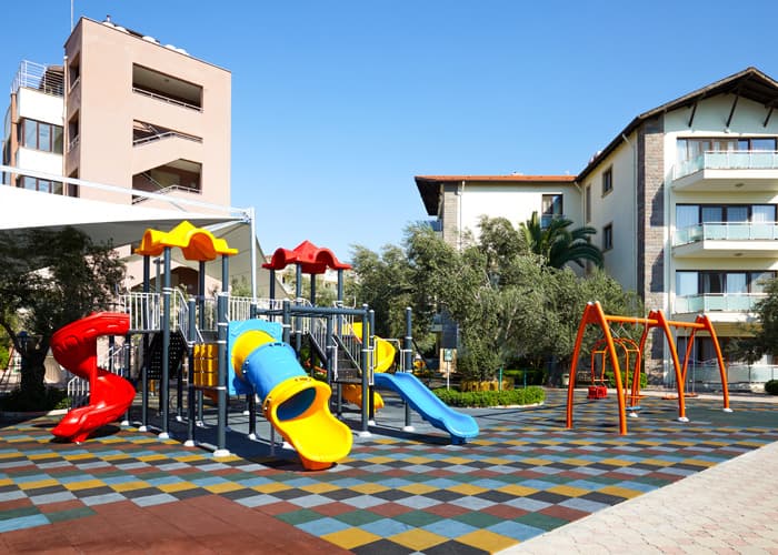 Tesisteki çocuk oyun parkı: kaydıraklar ve tırmanma alanı