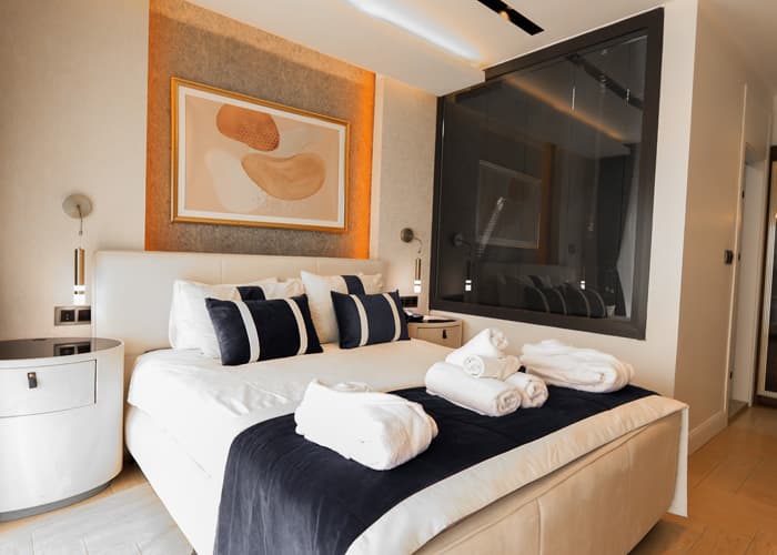 Standart Triple Oda — Ayrı oturma odası ve deniz manzarası.
