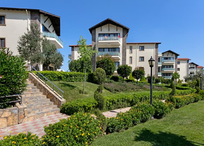 Ahşap evler ve bahçe