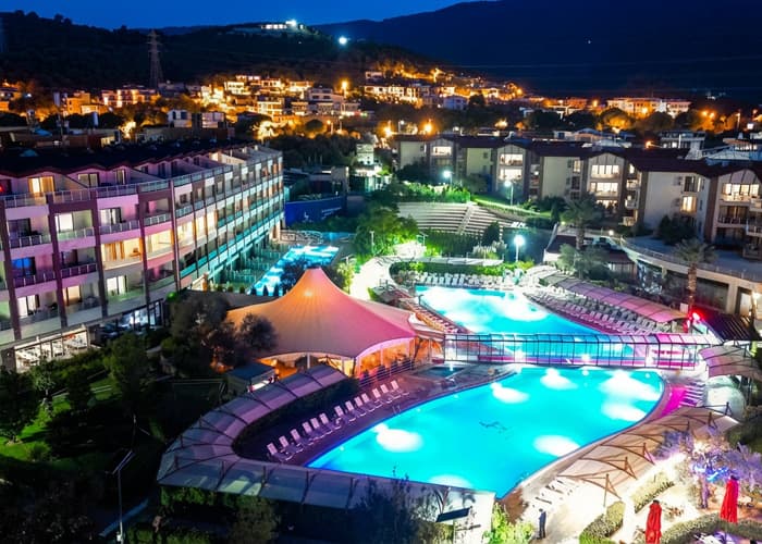 Gece aydınlatmalı havuzlar, havadan