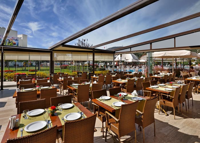 Camlı restoran ve yeşillik manzarası
